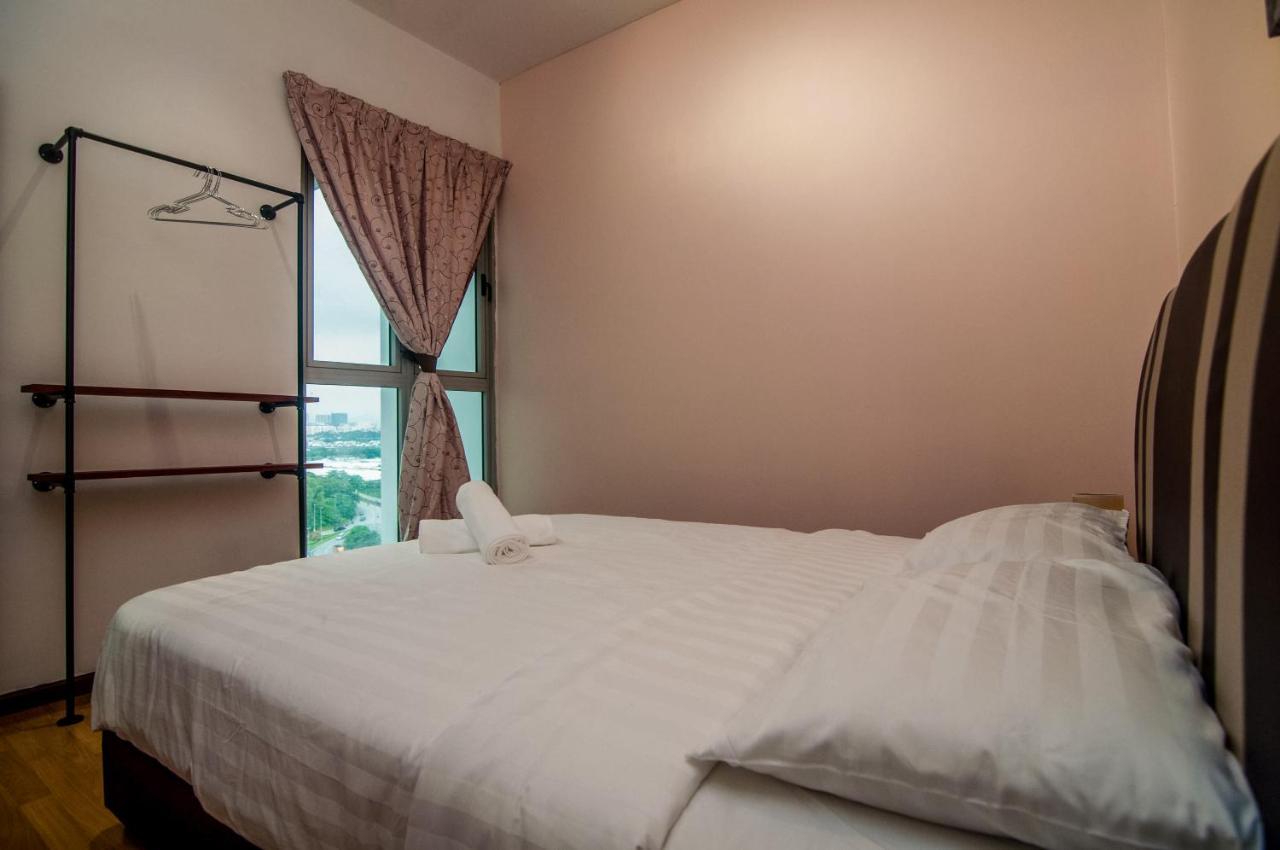 Flora Residence One South By Idealhub Seri Kembangan Exterior photo